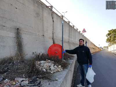 In effetti in molti punti della strada si avverte a vista d�occhio l�opera di Michele: di fatto non c�� pi� sporcizia